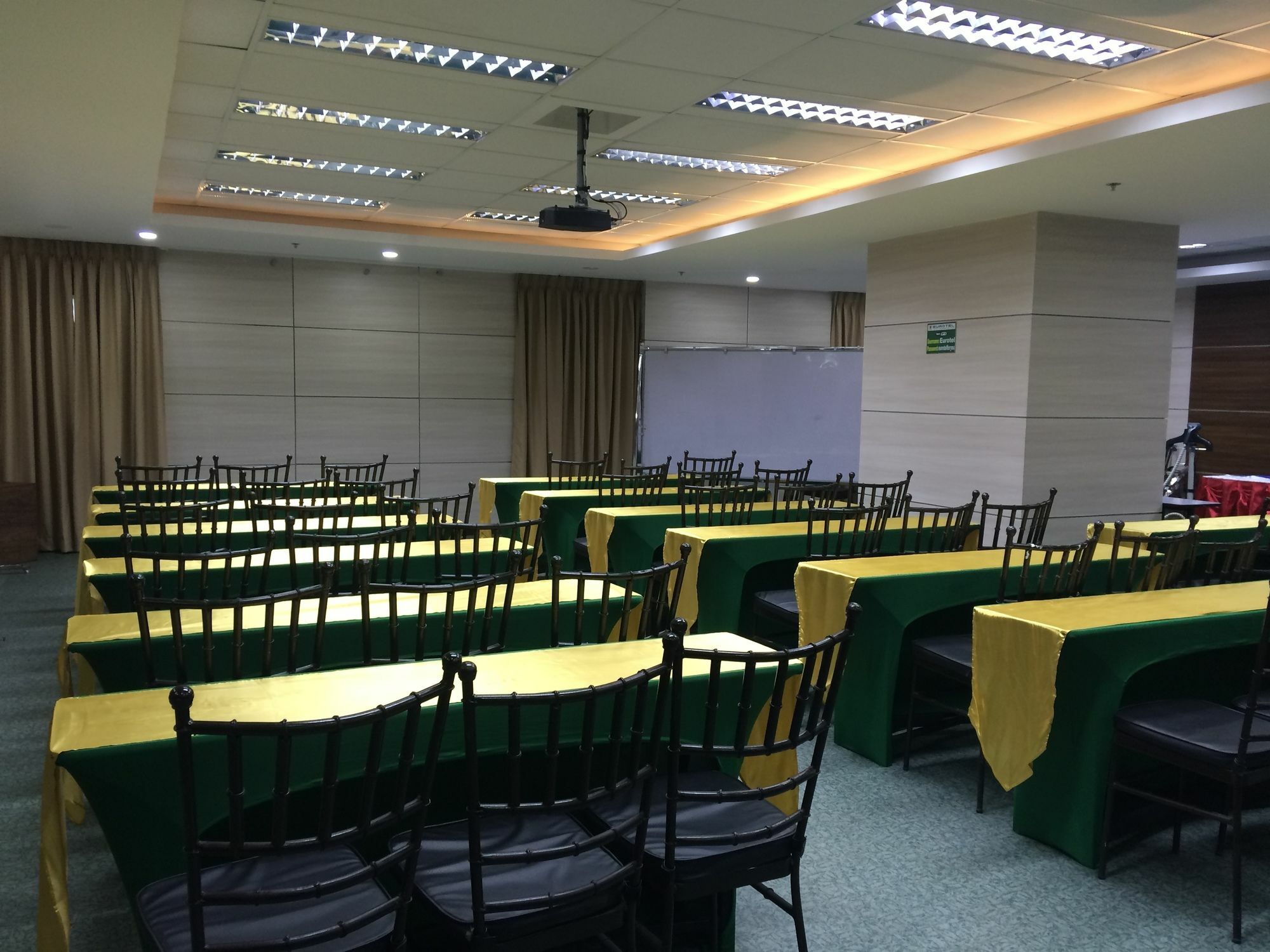Eurotel Vivaldi Araneta Quezon City Exterior foto